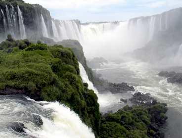 Iguazufallen består av 275 mäktiga vattenfall.
