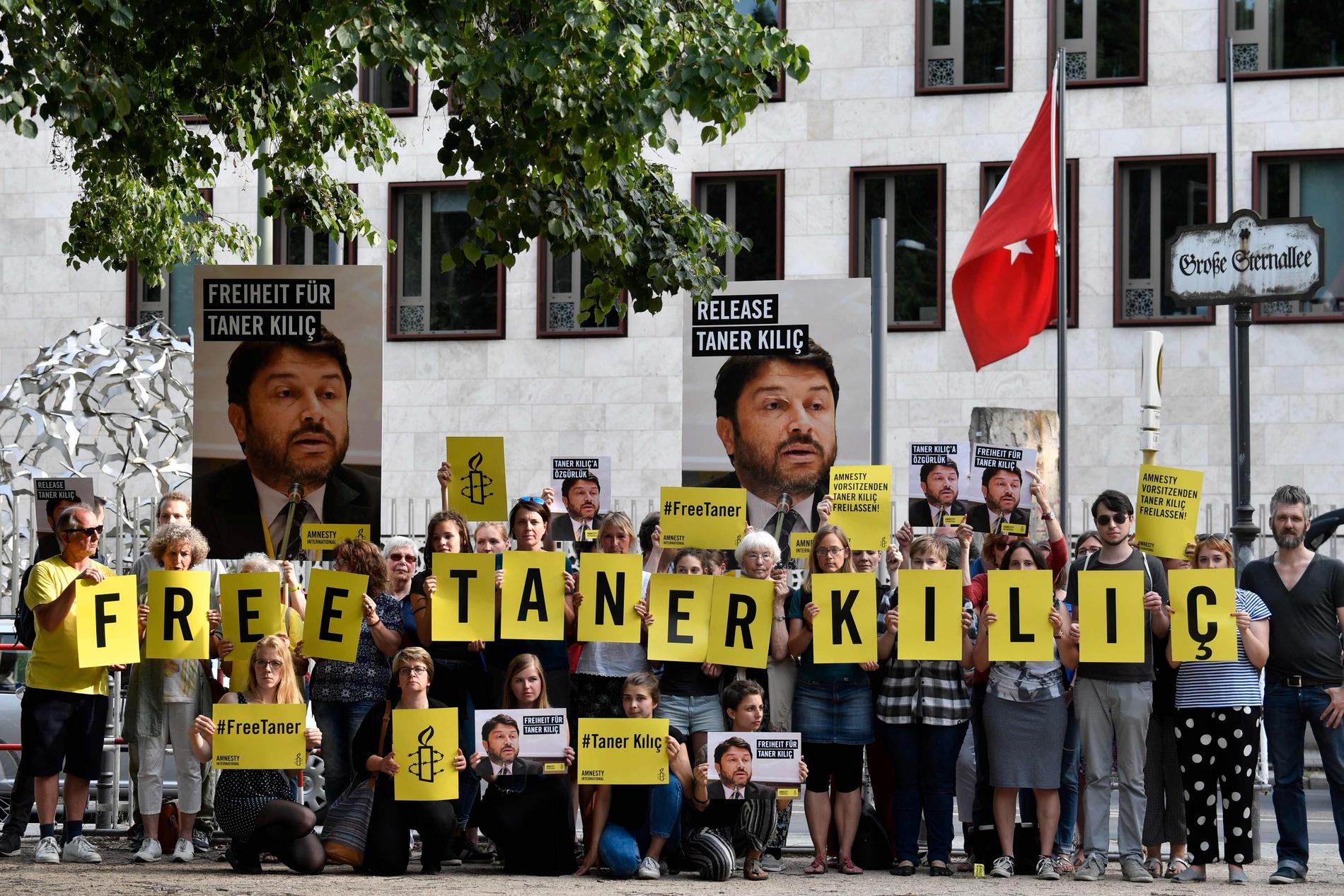 Demostranter samlades i förrgår utanför Turkiets ambassad i Berlin för att protestera mot frihetsberövningarna i Turkiet. 