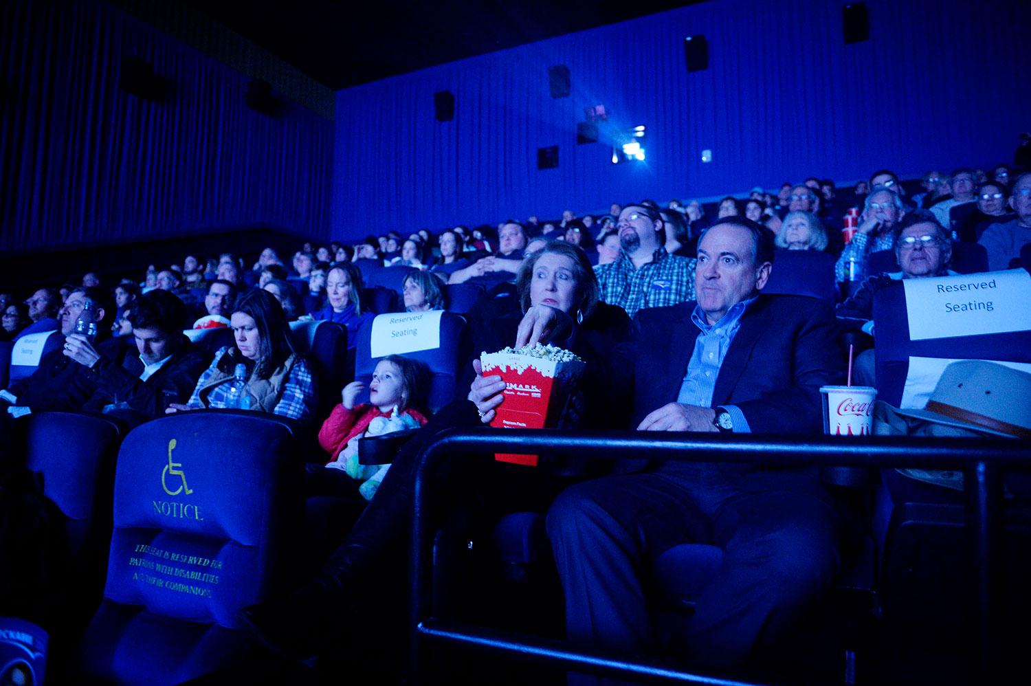 Mike Huckabee tillbringar sista kvällen före valet genom att se filmen ”God’s not dead 2” på bio.