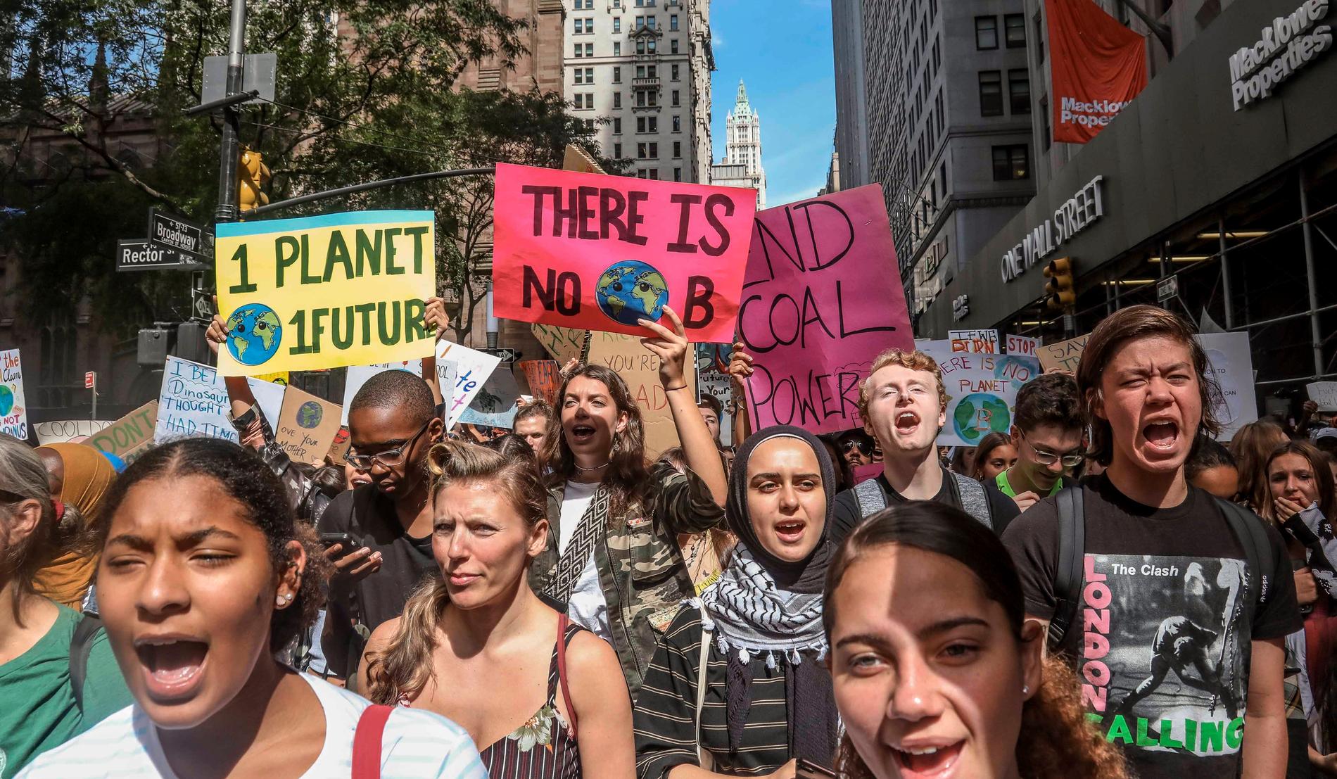 "Det finns ingen planet B", är budskapet från de här unga klimataktivisterna som demonstrerade i New York för ett par år sedan.