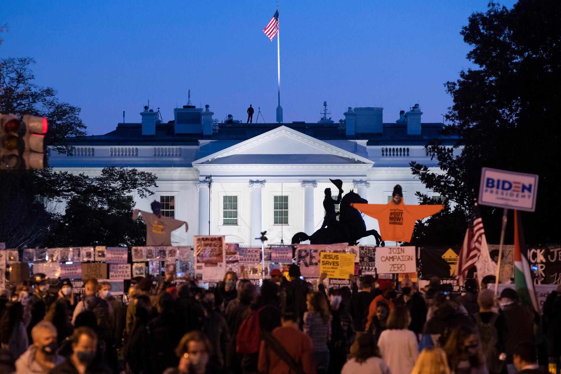 Protester utanför Vita Huset som Donald Trump inte vill lämna, trots att han har förlorat valet i USA.