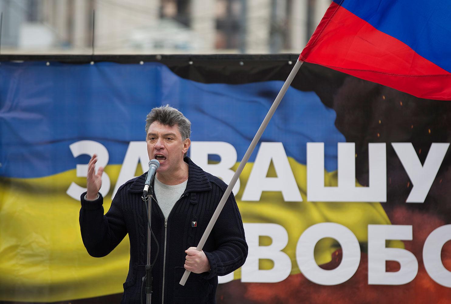 Boris Newmtsov under en demonstration mot Putins Ukrainapolitik.