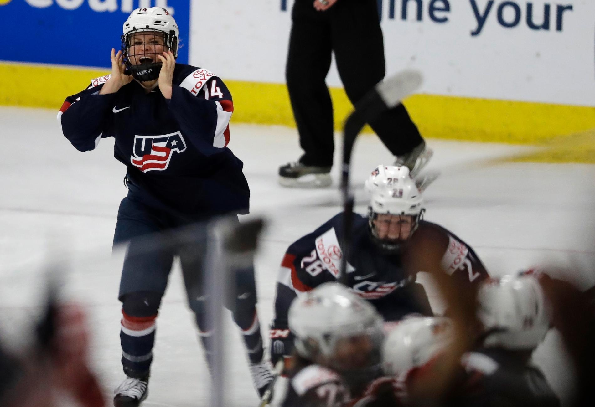 Brianna Decker och Hilary Knight jublar efter att USA gjort det avgörande målet mot Kanada i VM-finalen i ishockey.