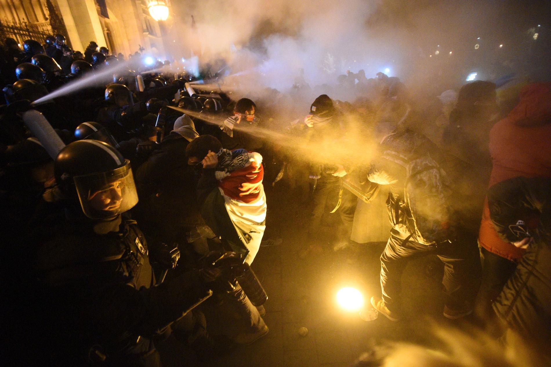Demonstranter drabbar samman med polis under demonstrationer i Budapest i förra veckan, mot den nya övertidsreform som kritikerna kallar "slavlagen".