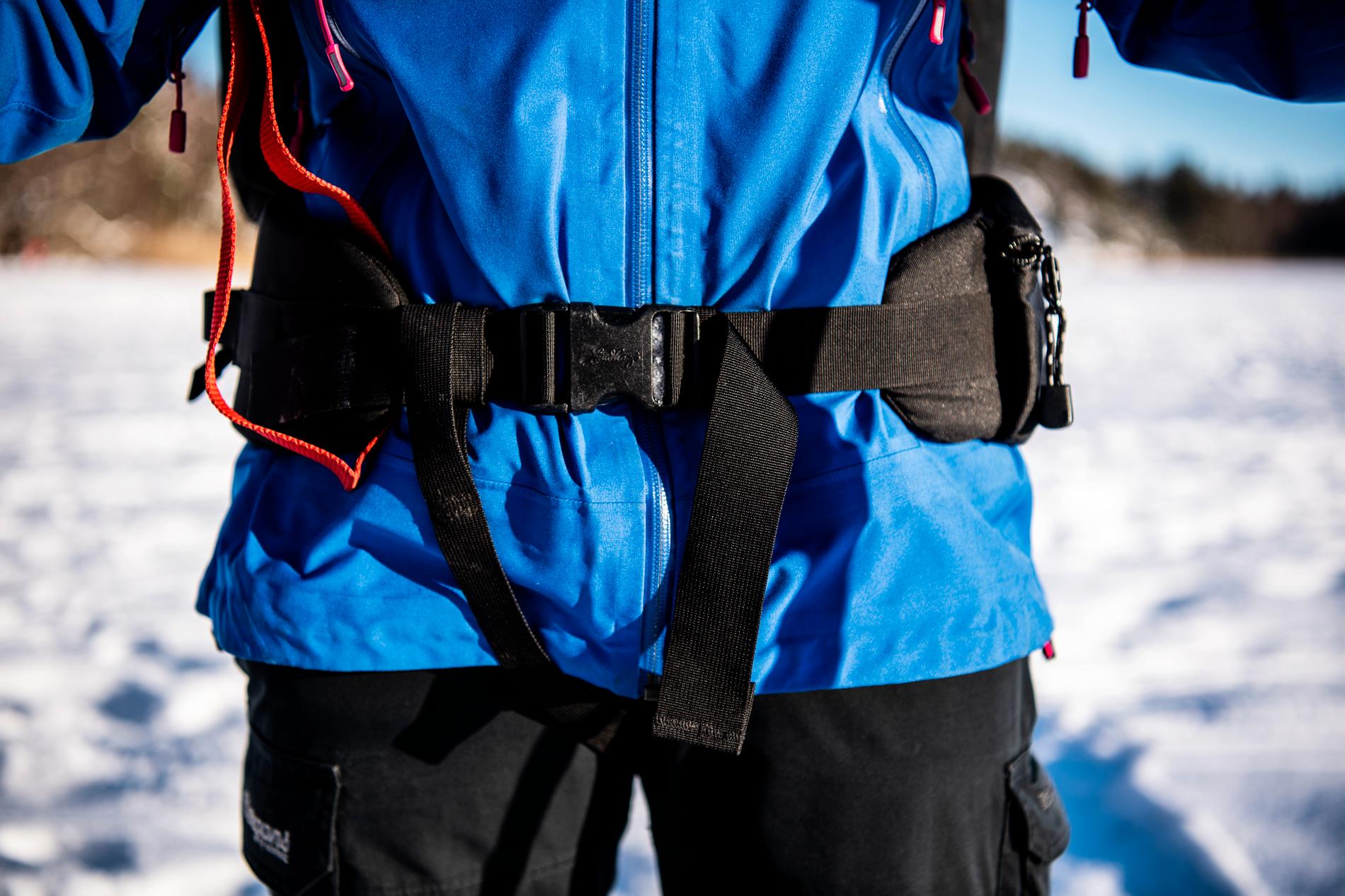 Ett bälte som håller ryggsäcken på plats är bra om man skulle gå genom isen. Är innehåller rätt packat – lufttätt och med luft i påsarna – flyter man.