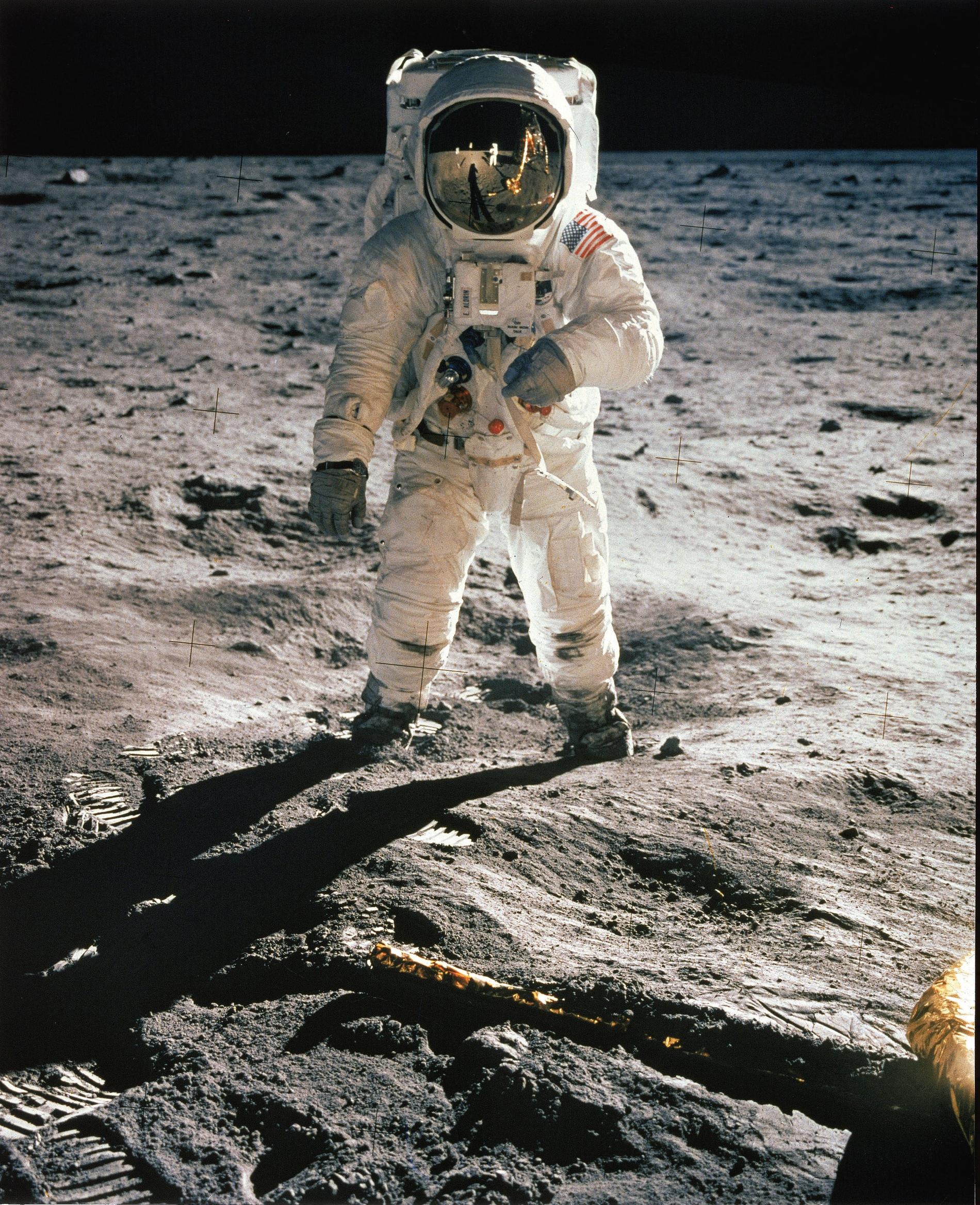 Klocka 21.17 den 20 juli 1969 tog de mark. Och för första gången var det människor på månen. Inget annat ögonblick i rymdforskningens historia kan konkurrera med denna händelse.