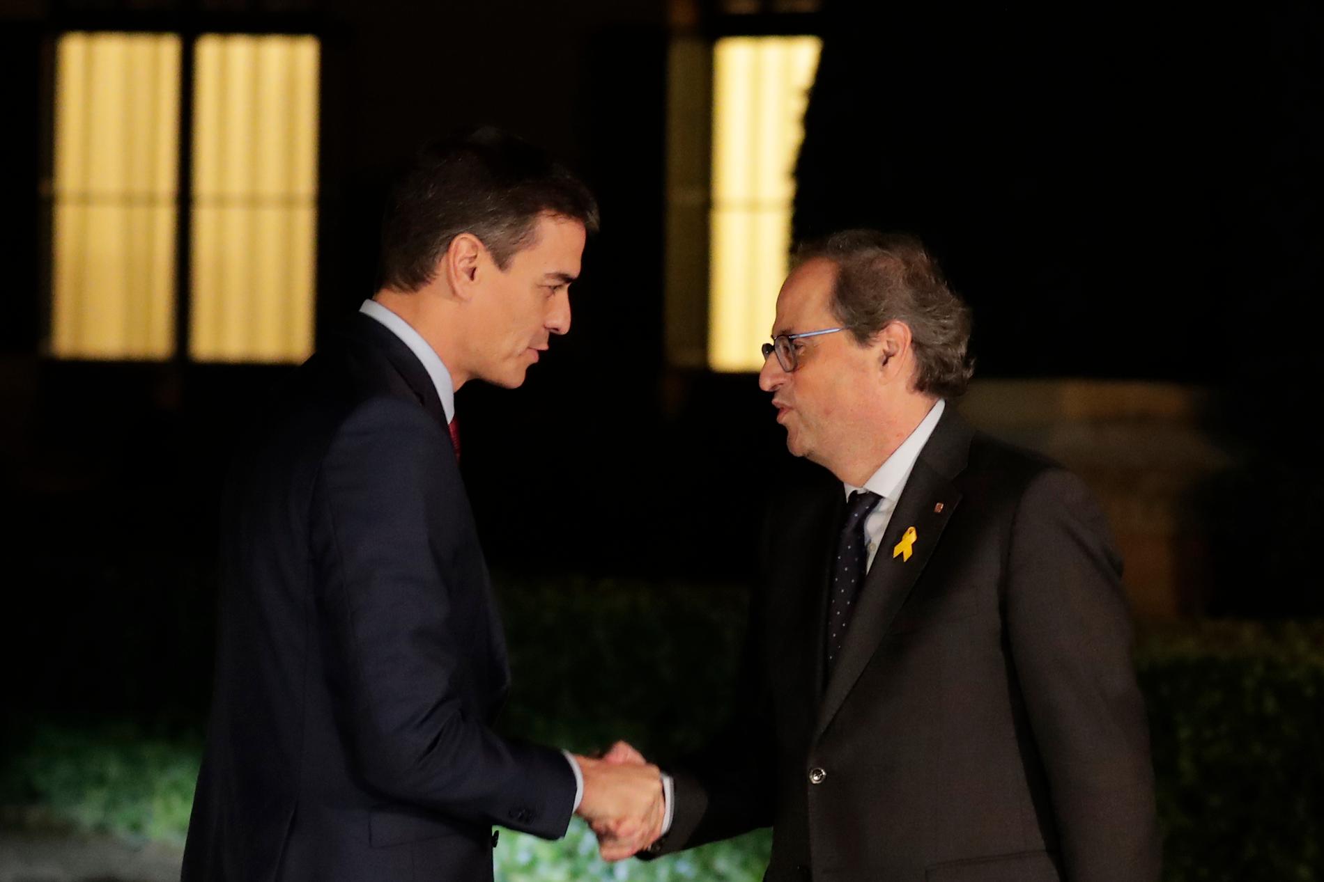 Spaniens premiärminister Pedro Sánchez (vänster) och Kataloniens regionpresident Quim Torra före torsdagskvällens möte i Barcelona.