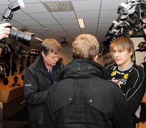 SPARKAS Jyri Marttinen är inte önskvärd i Skellefteå AIK nästa år. Men i går spelade han huvudrollen när hans slagskott letade sig in bakom Robin Rahm. FOTO: SCANPIX