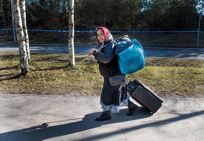 En romsk kvinna blir avhyst från ett läger utanför Stockholm i mars i år.