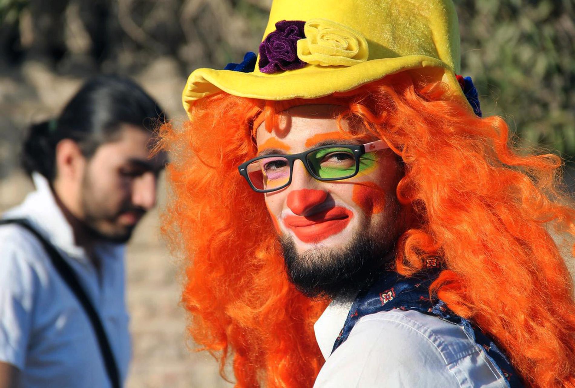 24-årige Anas al-Basha klädde ut sig till clown varje dag med hopp om att sprida glädje i Aleppo.