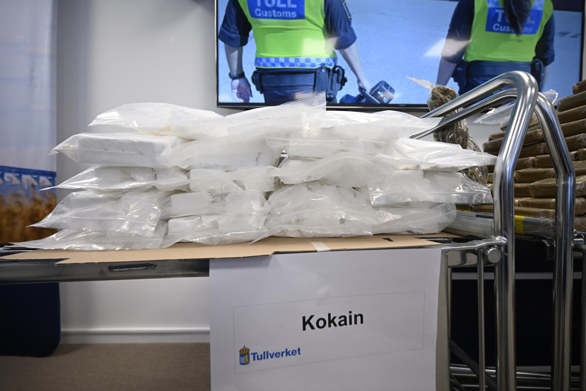 En del av det kokain som beslagtogs under 2023 visades upp vid en pressträff på Tullverket i Malmö i februari.