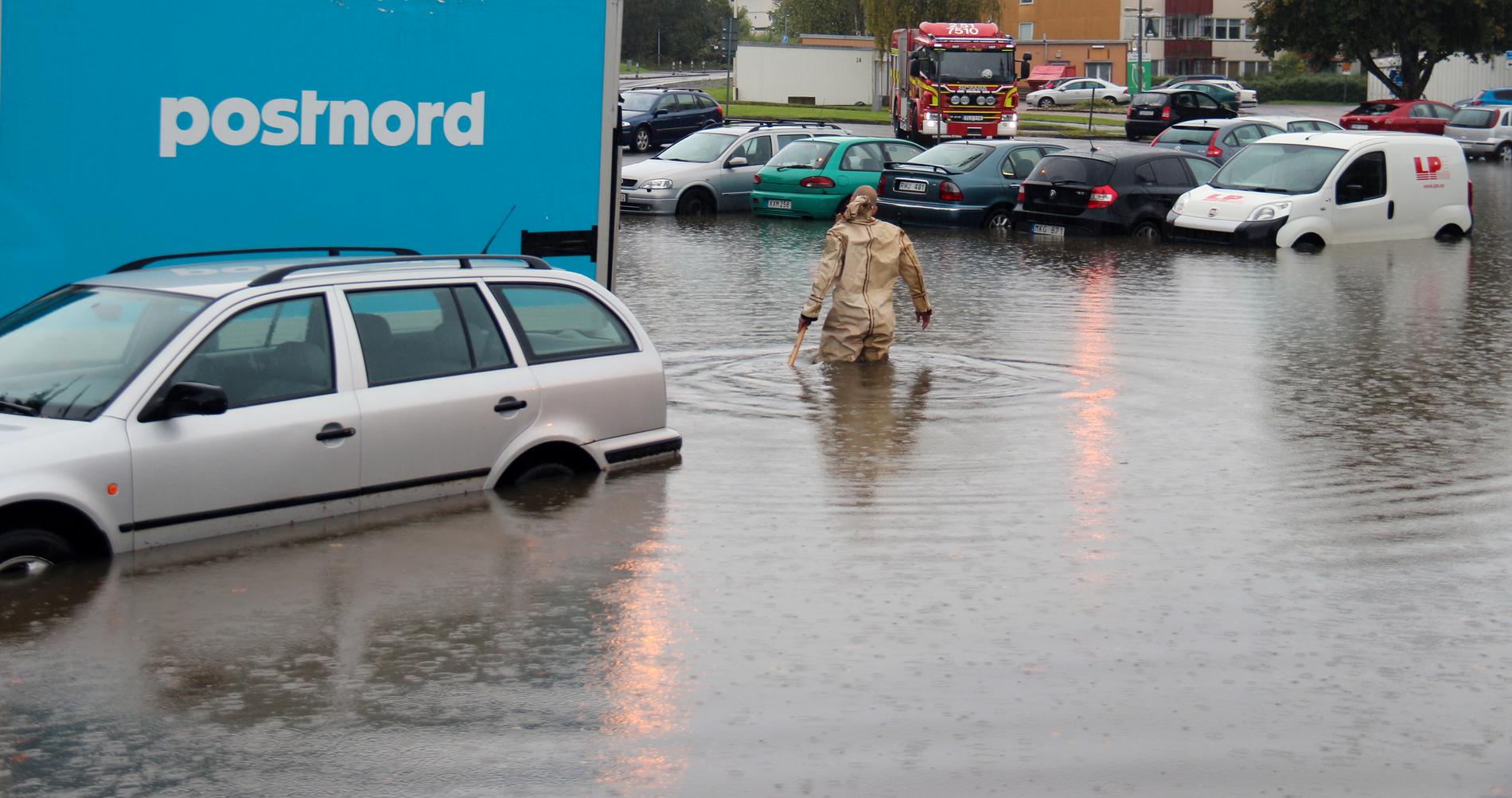 Parkeringen i Nol, norr om Kungälv är översvämmad efter den senaste tidens regn.