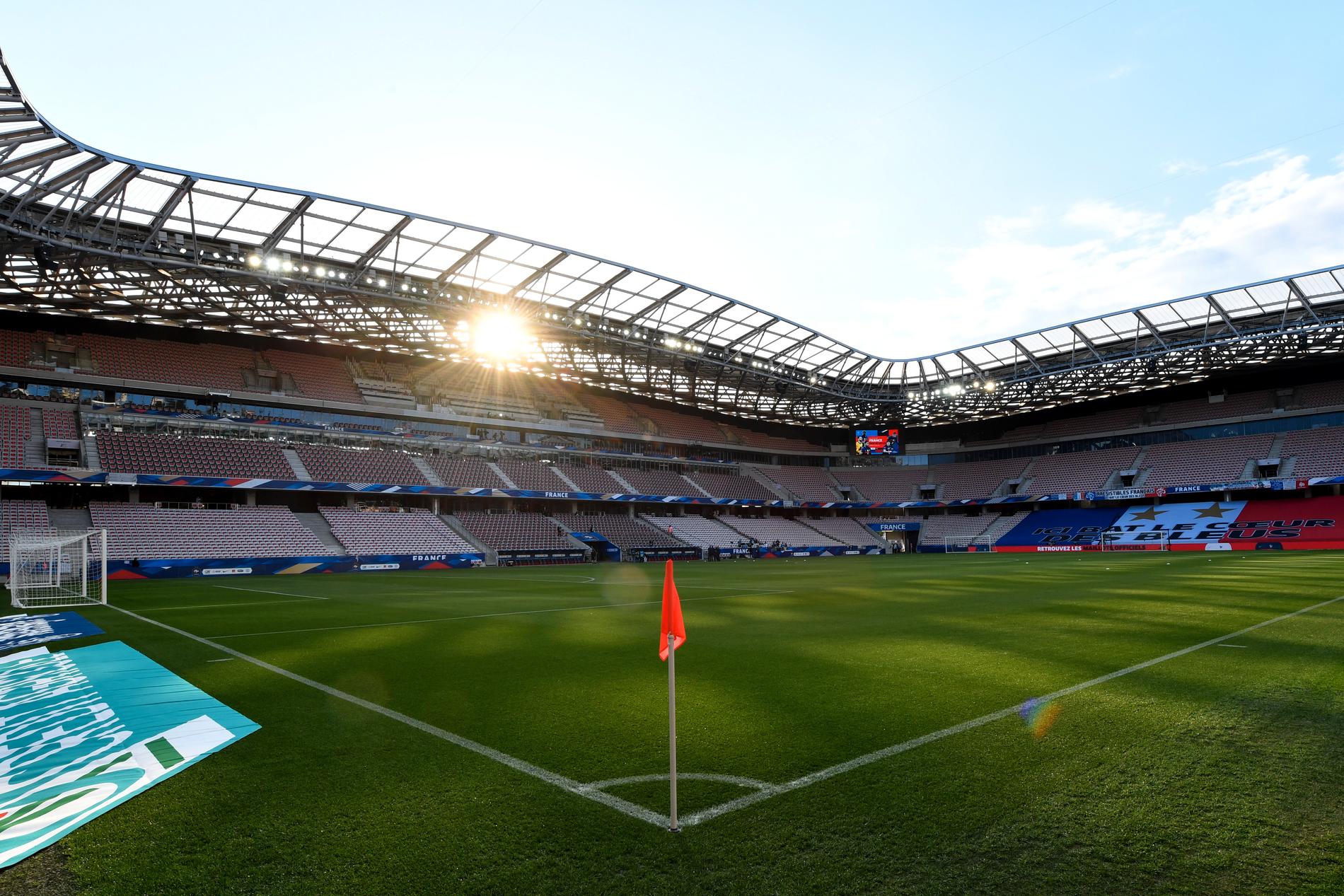 Det utbröt stort kaos på Allianz Riviera i premiärmatchen mellan Nice-Marseilles.