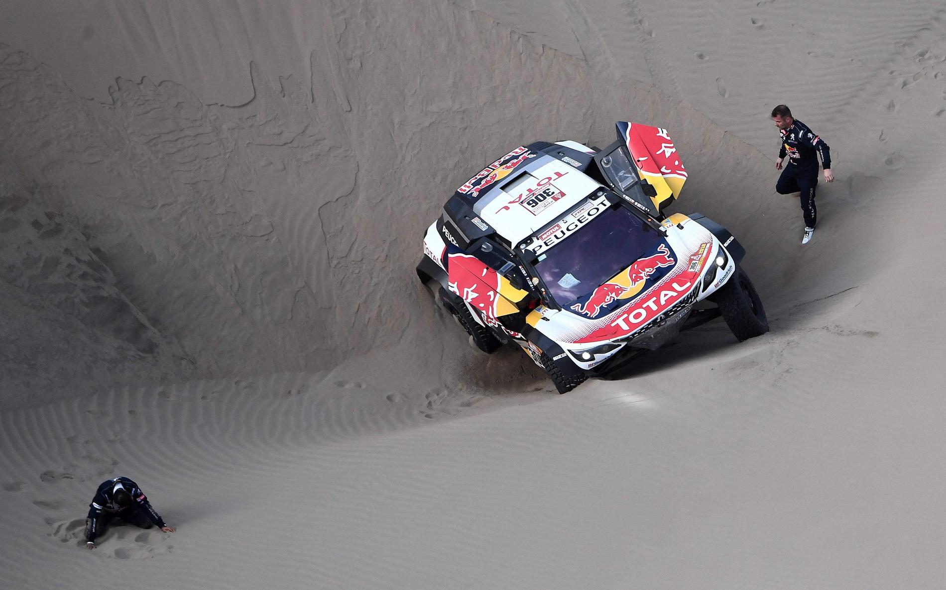 Sebastien Loeb fast  i sanden - har brutit Dakarrallyt