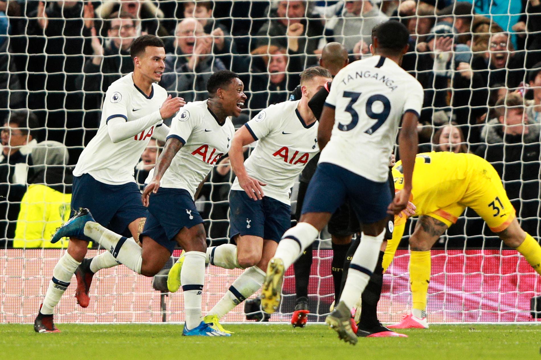 Tottenhams nyförvärv Steven Bergwijn firas efter det vackra 1–0-målet mot Manchester City.