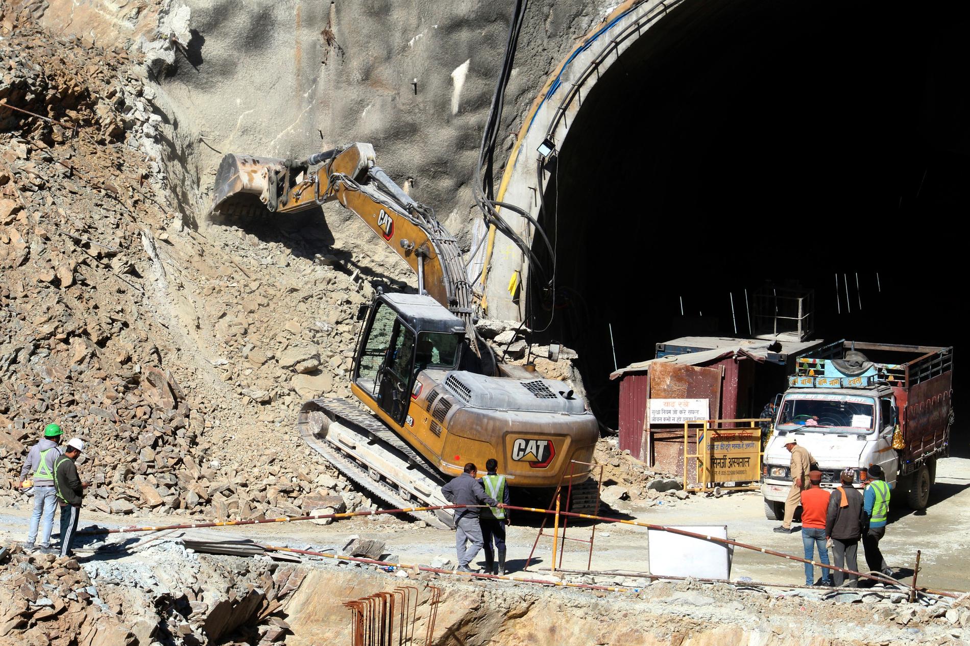 Borr- och grävmaskiner på plats vid den kollapsade vägtunneln i norra Indien.