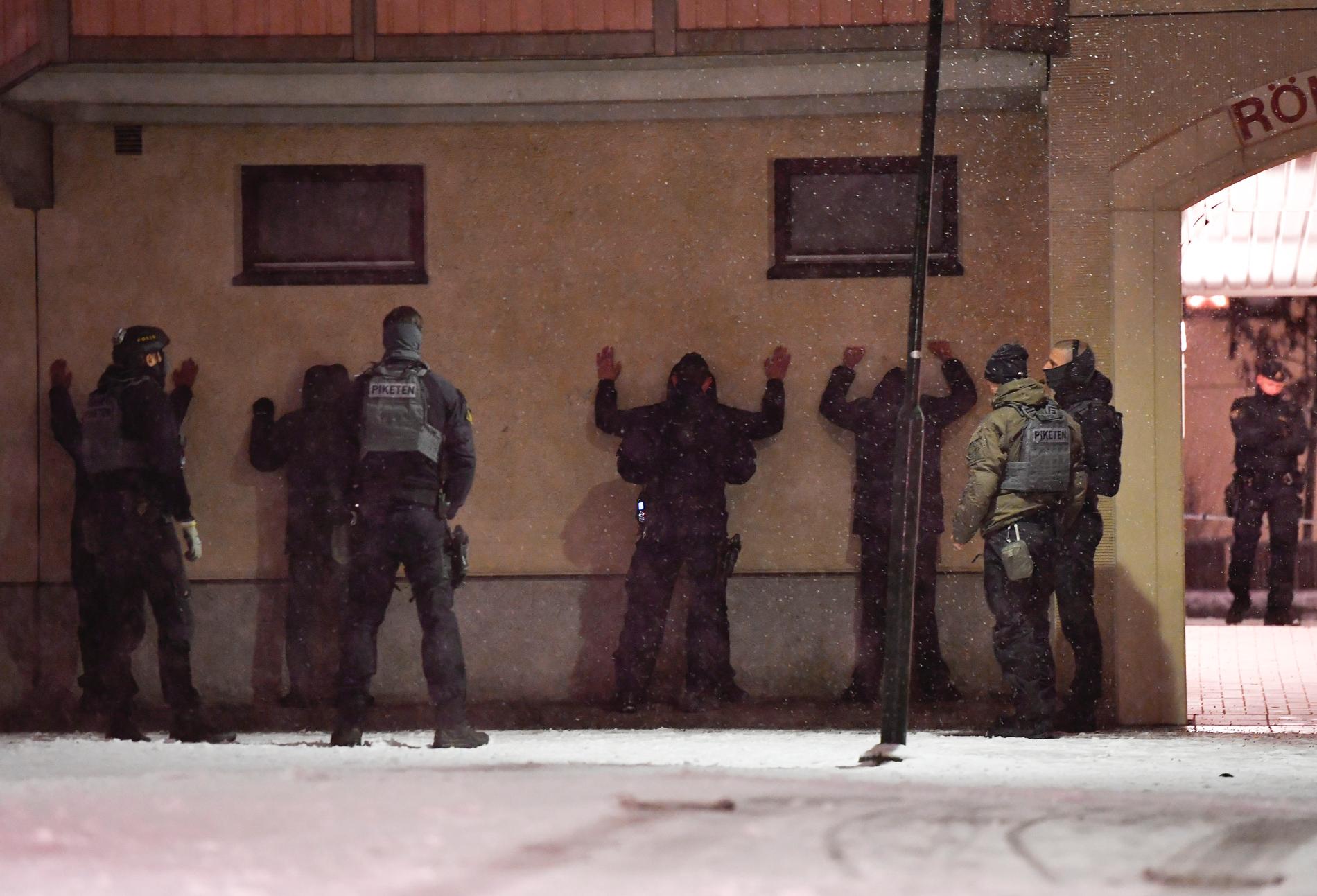 En man sköts till döds i ett flerfamiljshus i Enskede i södra Stockholm. Nu begärs en man häktad, misstänkt för mord. Bilden är tagen i närheten av brottsplatsen, strax efter händelsen.