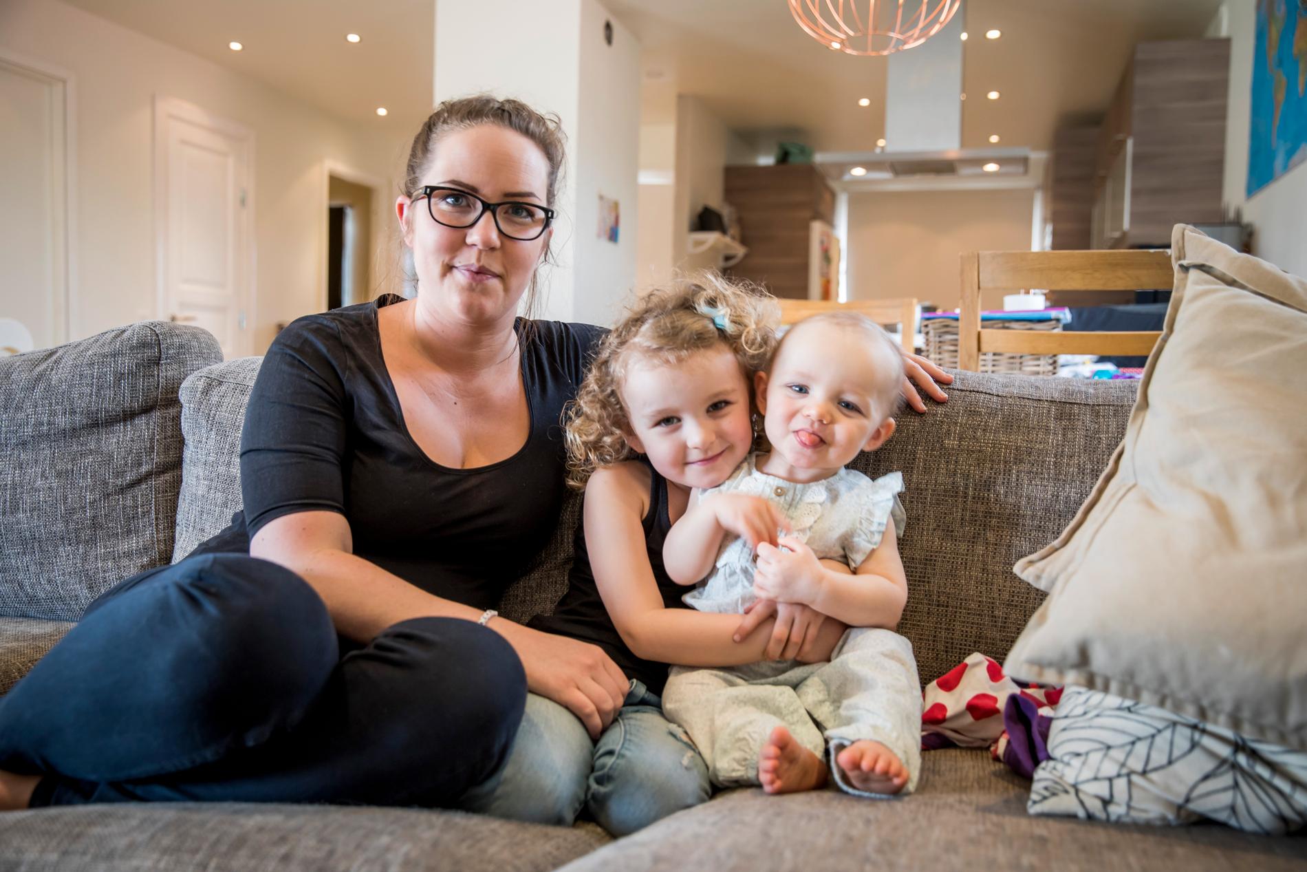 ”Det är ett stort jävla trauma”, säger Catja Karlberg som fick svåra bristningar i ändtarmsmuskeln, tarmväggen och mellangården som läkarna missat att laga. Det skedde efter förlossningen med Anya, 13 månader. Dottern Ella, 5, förlöstes med kejsarsnitt. 