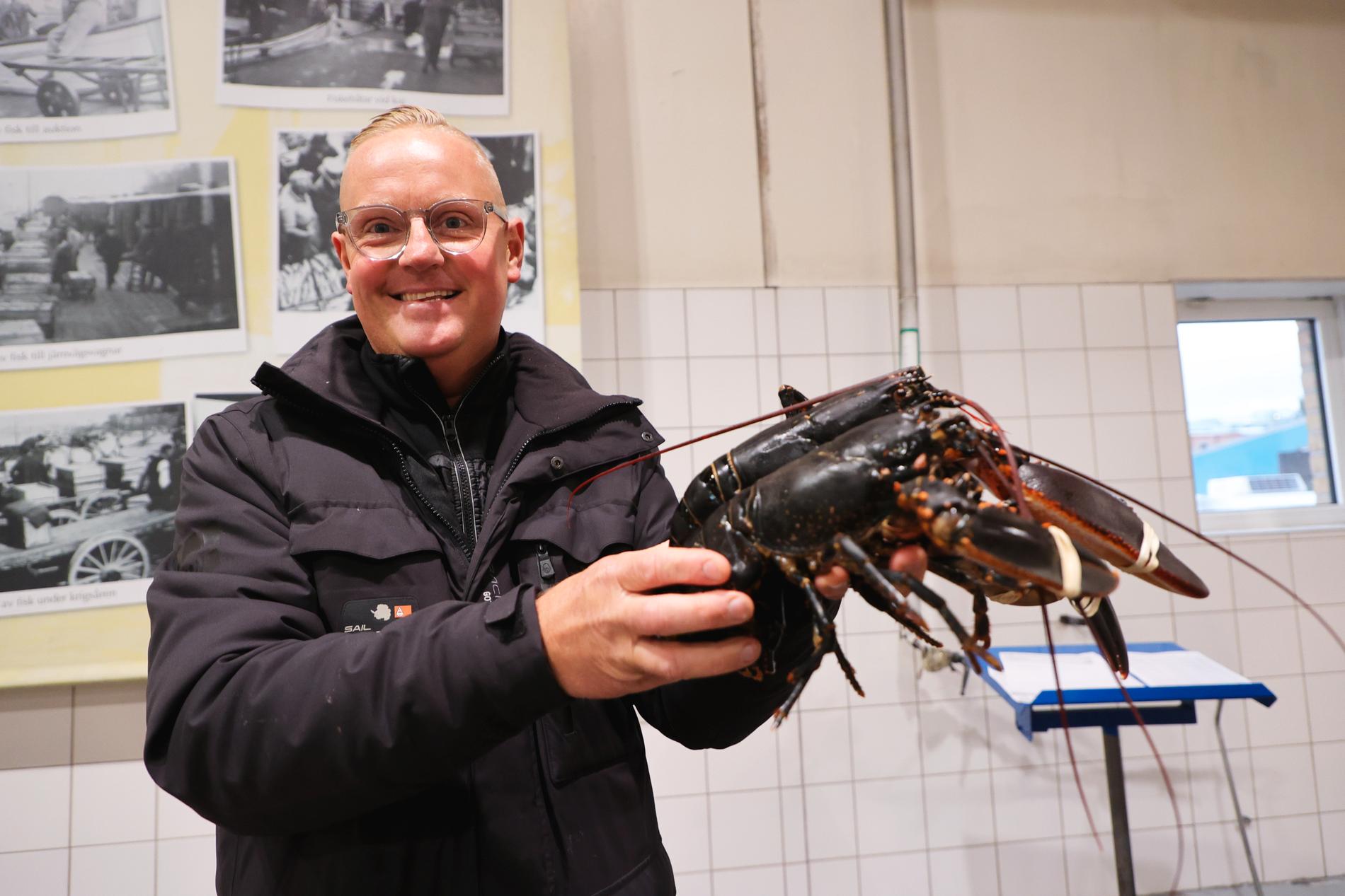 Pontus Johansson köpte årets första hummer, som auktionerades ut av Göteborgs fiskauktion. 34 000 kronor kilot fick han betala.