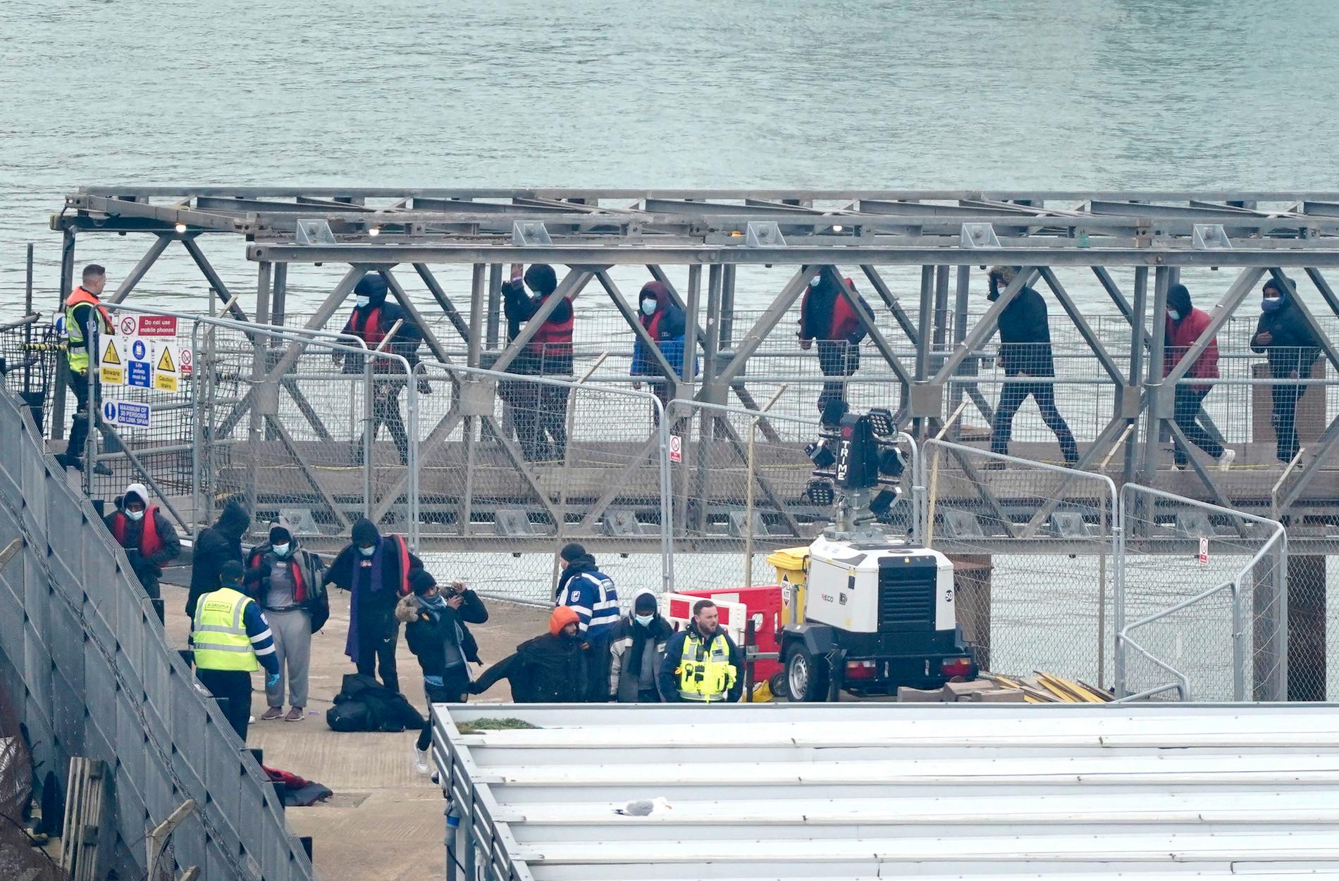 Förmodade migranter tas i land i brittiska Dover, efter att ha blivit upplockade ur en liten båt till havs av den brittiska kustbevakningen. Bilden togs under måndagen.