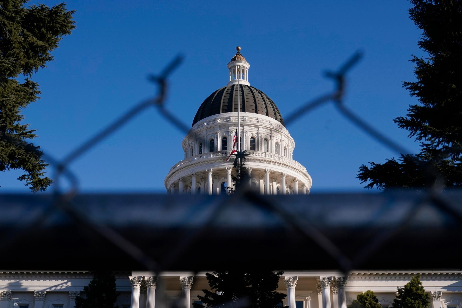 Kapitoliumdomen i Sacramento, Kalifornien, sticker upp bakom tillfälliga stängsel som upprättats.