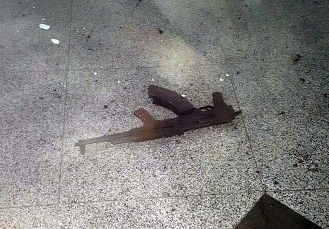 Ett av terroristernas vapen på marken efter attentatet.