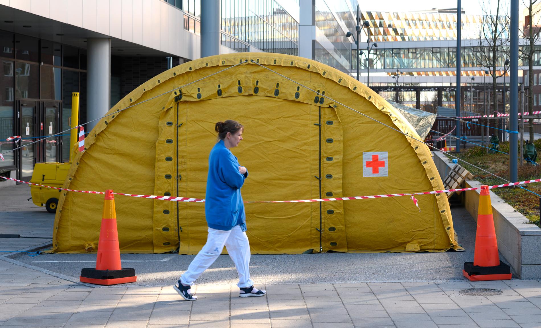 För att möta efterfrågan på vård har ett stort tält satts upp utanför entrén till Nya Karolinska i Solna.