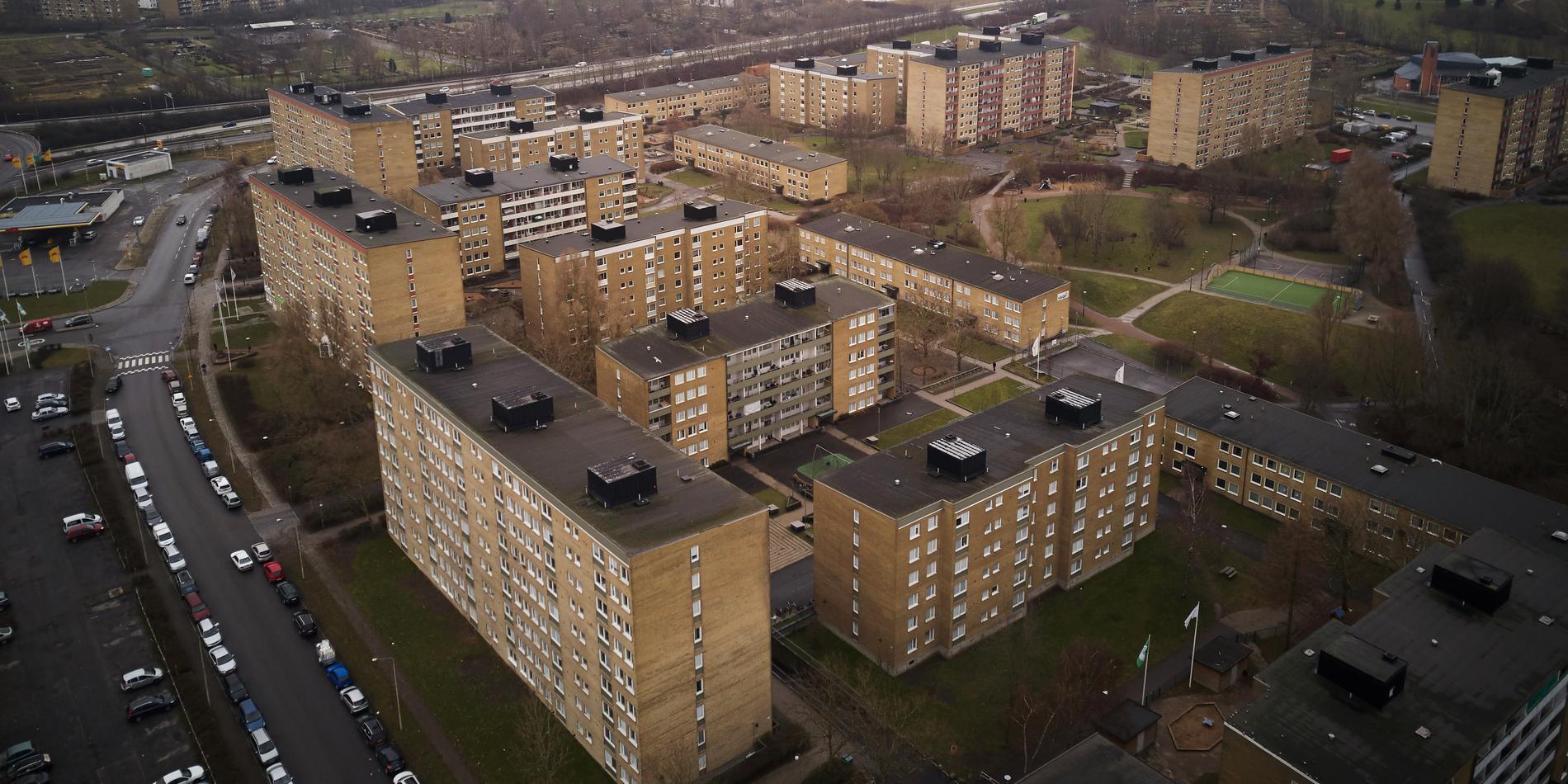 Herrgården i Rosengård i Malmö är centrum i ett av stans mest kända problemområden. En planerad ändring av ebo-lagen skulle stoppa alla bidrag för den asylsökande som väljer att bosätta sig här.