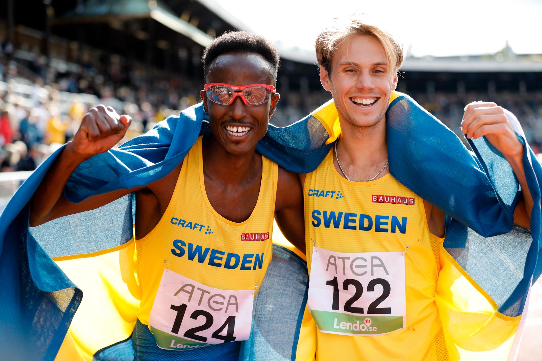 Segraren Suldan Hassan och tvåan Oliver Löfqvist efter 10000 meter på Finnkampen på Stockholms Stadion 2021.