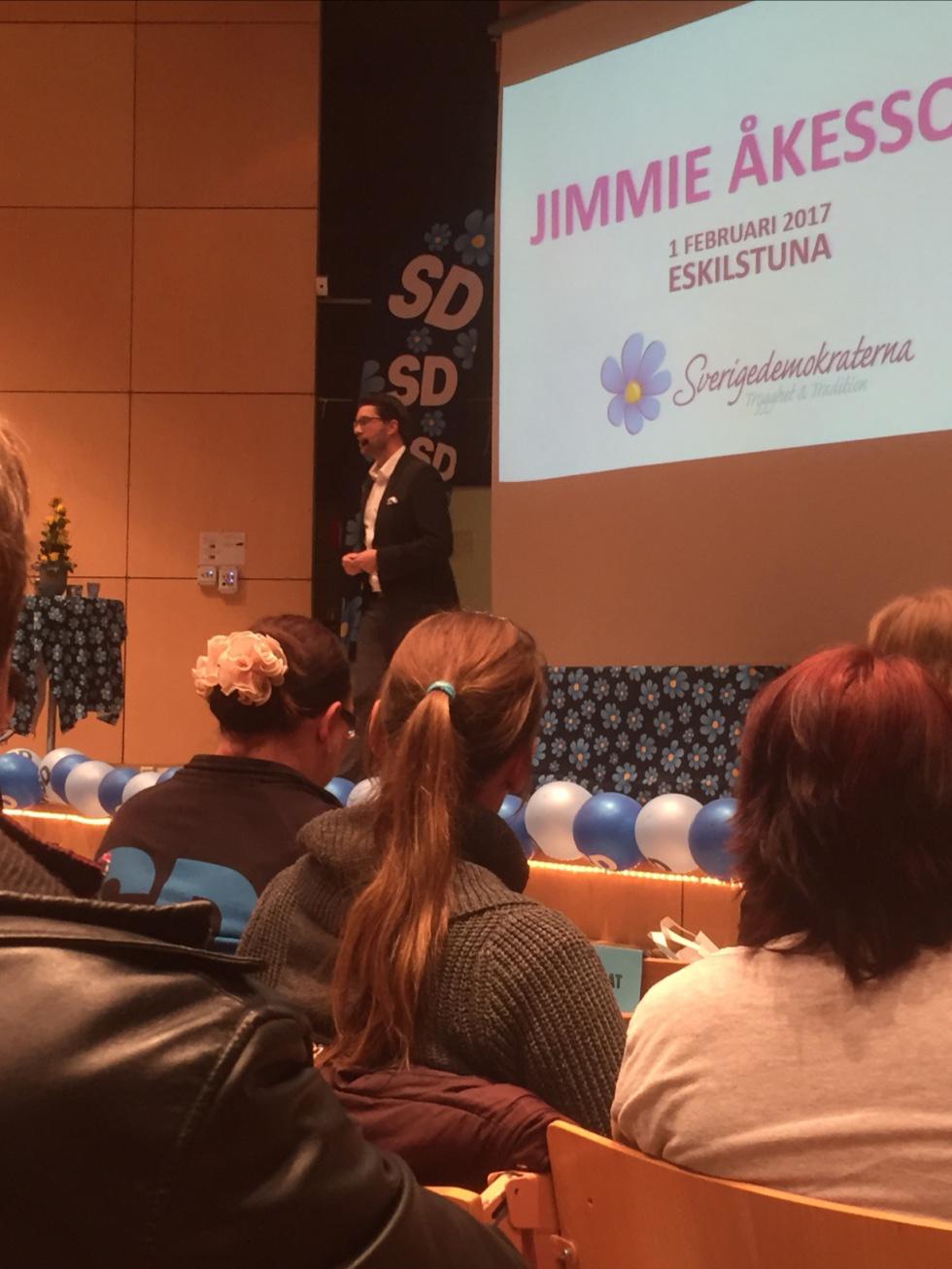 Jimmie Åkesson höll tal på Rekarnegymnasiet i Eskilstuna.