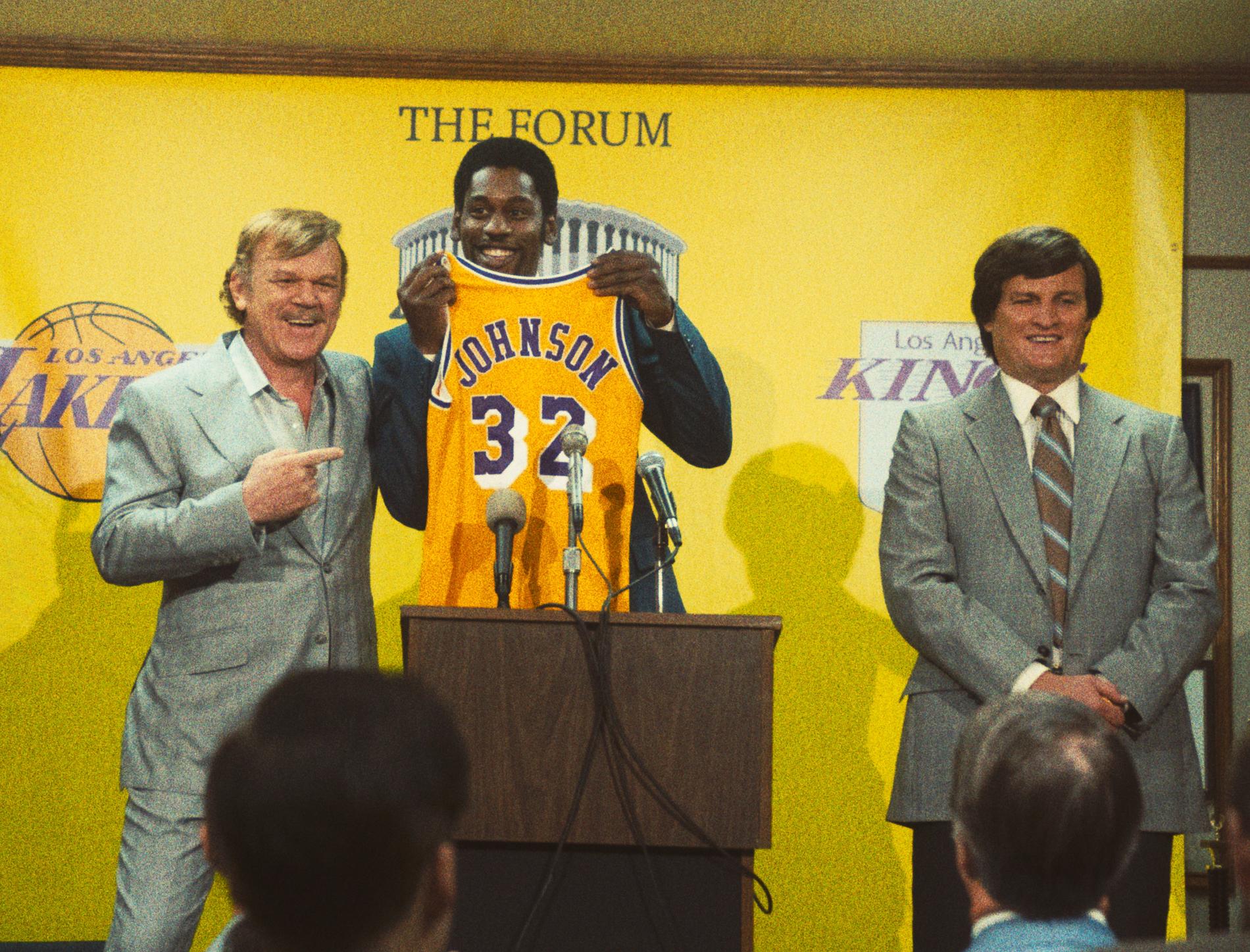 John C Reilly, som Lakers-managern Jerry Buss, och Quincy Isaiah, som Magic Johnson, i "Winning time". Pressbild.