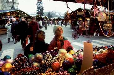 På Rådhusplatsen i Wien säljs allt från julgranskulor till rostade kastanjer och andra godsaker.