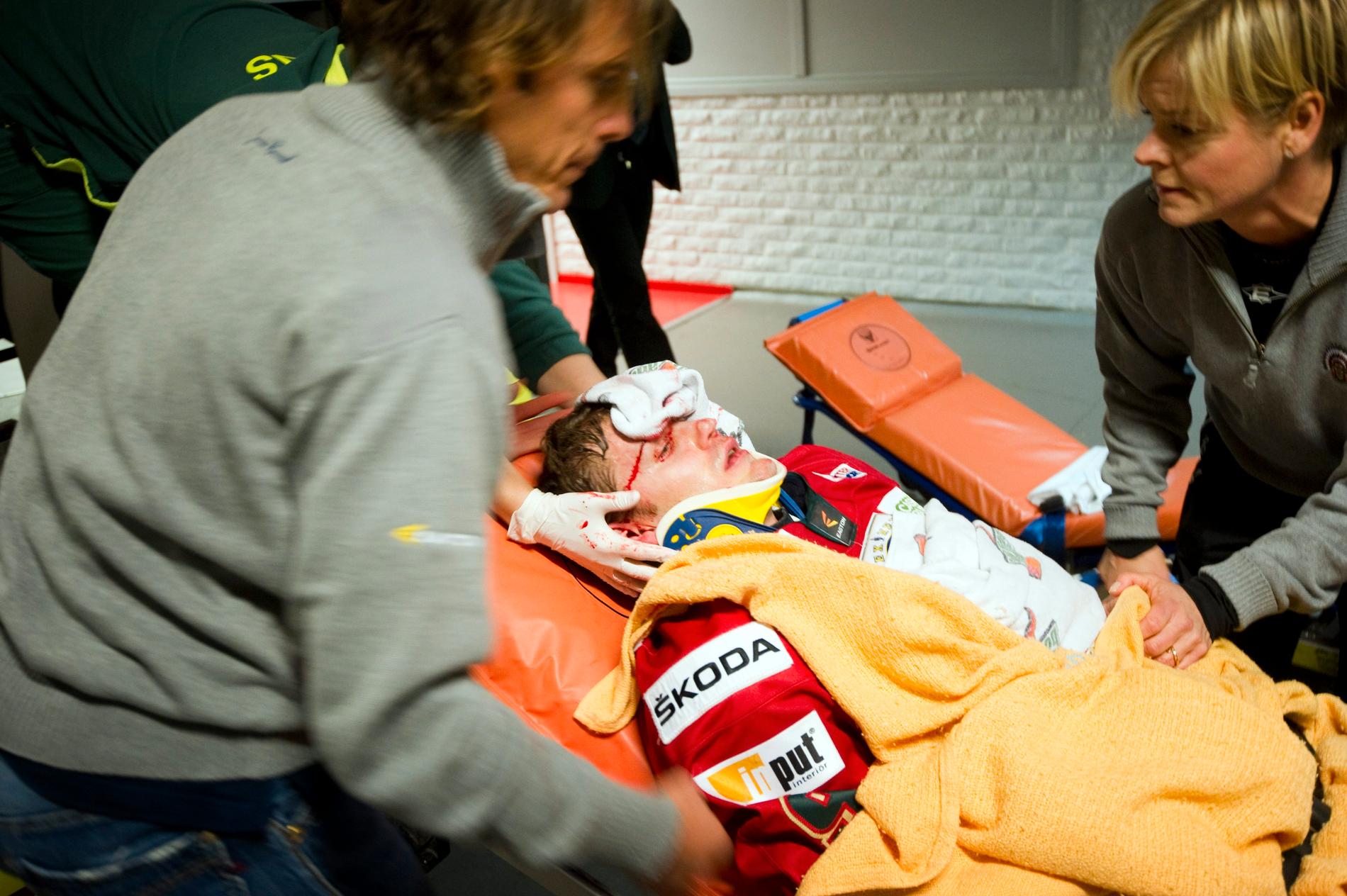 Magnus Kahnberg fick föras till sjukhus med ambulans efter en tackling i en match mot Linköping i Scandinavium 2011.