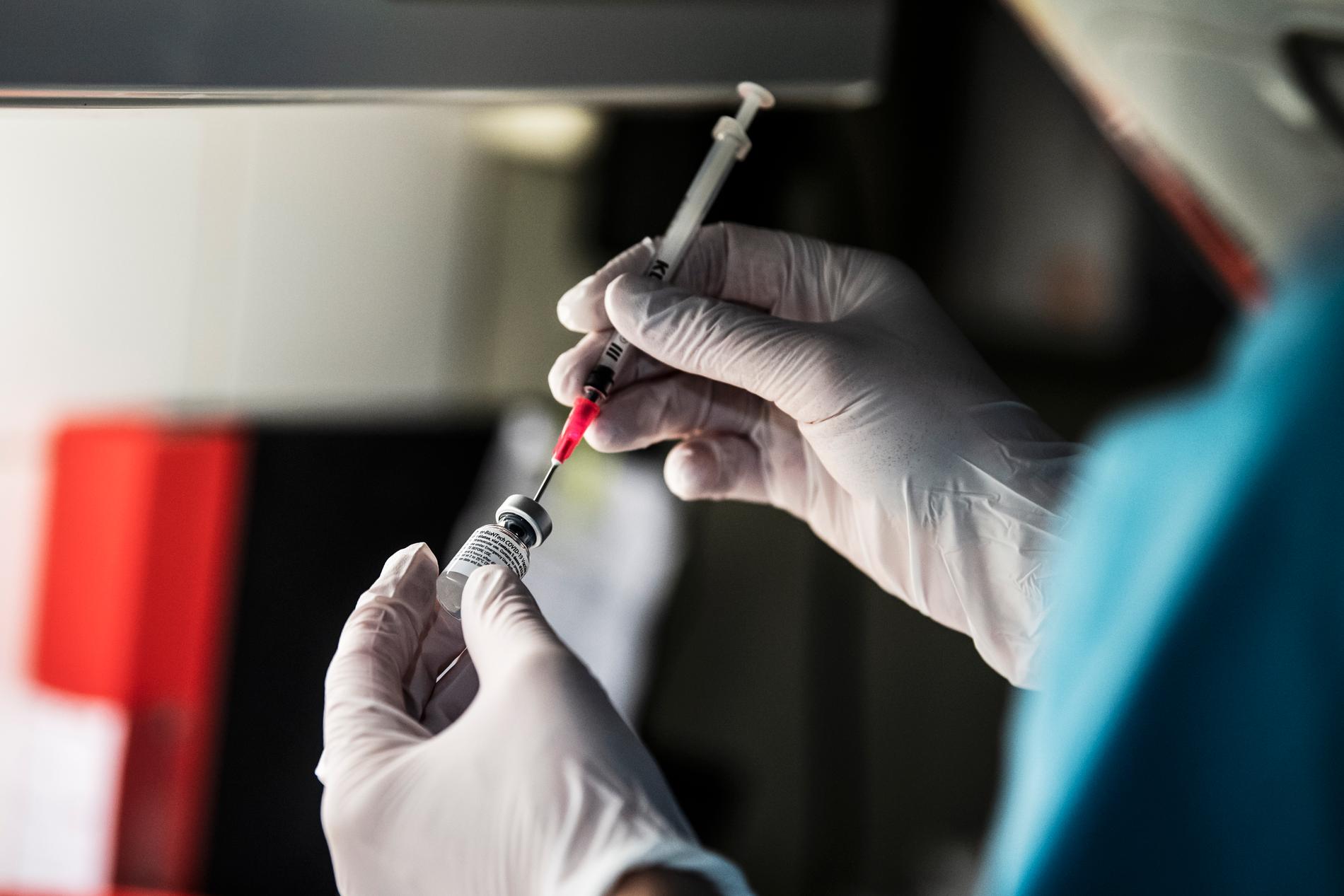98 000 doser av vaccin från Pfizer/Biontech har hittills taggits emot i Sverige.