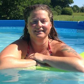 Liselotte Bengtsson svalkar sig i den härliga poolen på tomten i Floby.