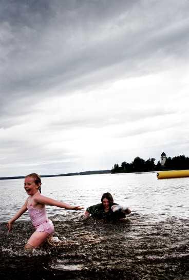 Miranda Axelsson, 7, njöt av värmen i Siljan.