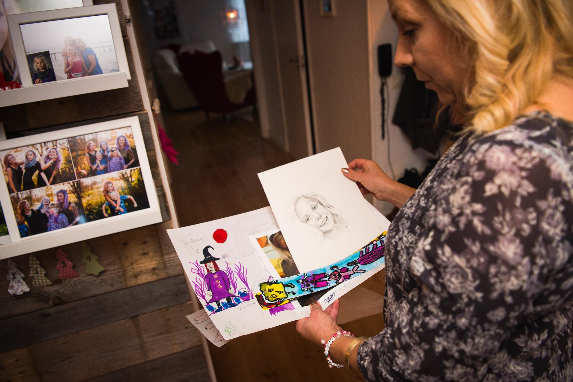 Överallt i familjens hem finns foton på Klara. Mamma Lena Öhlund visar teckningar som Klara och vänner till henne har ritat.