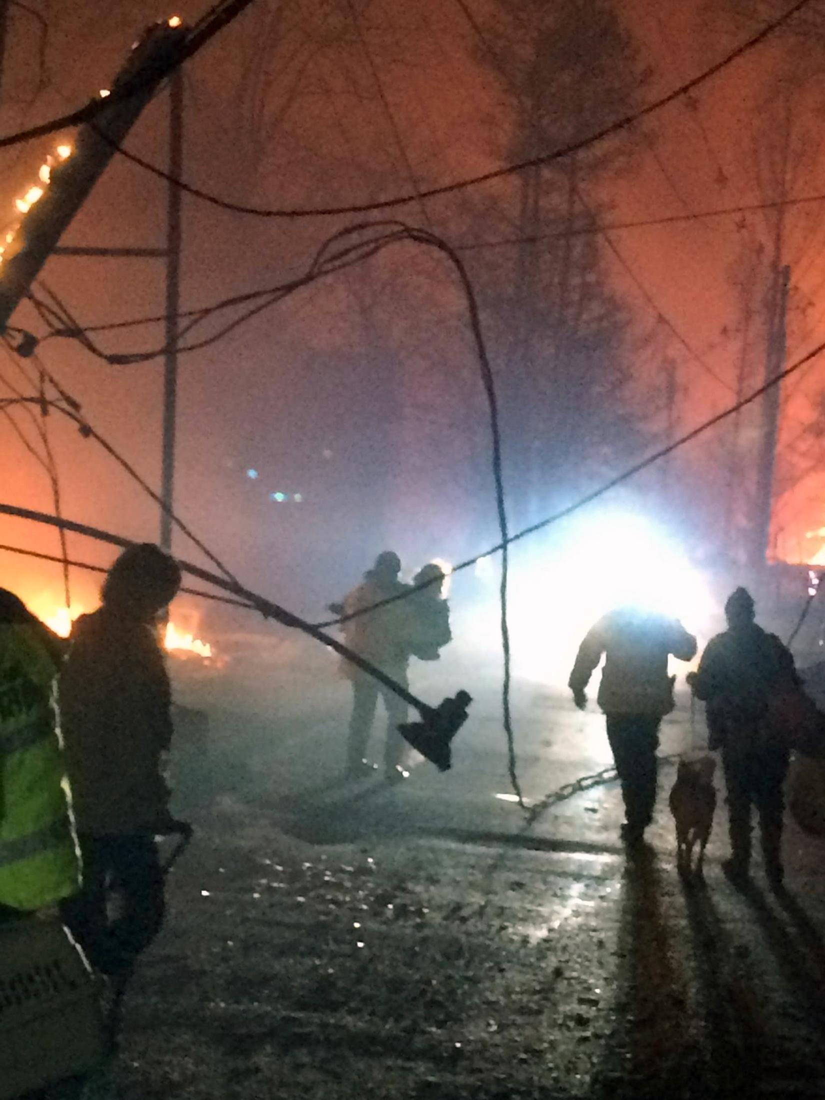 Tennessee Highway Patrol evakuerar människor från bränderna i Tennessee, USA.