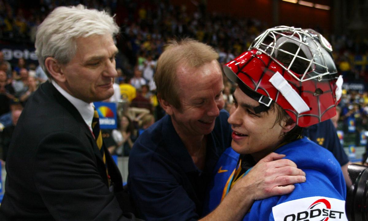 Stefan Liv gratuleras av bland andra förbundskaptenen Hardy Nilsson (t.v.) efter Sveriges VM-brons 2002. Matchen mot Finland slutade 5-3.
