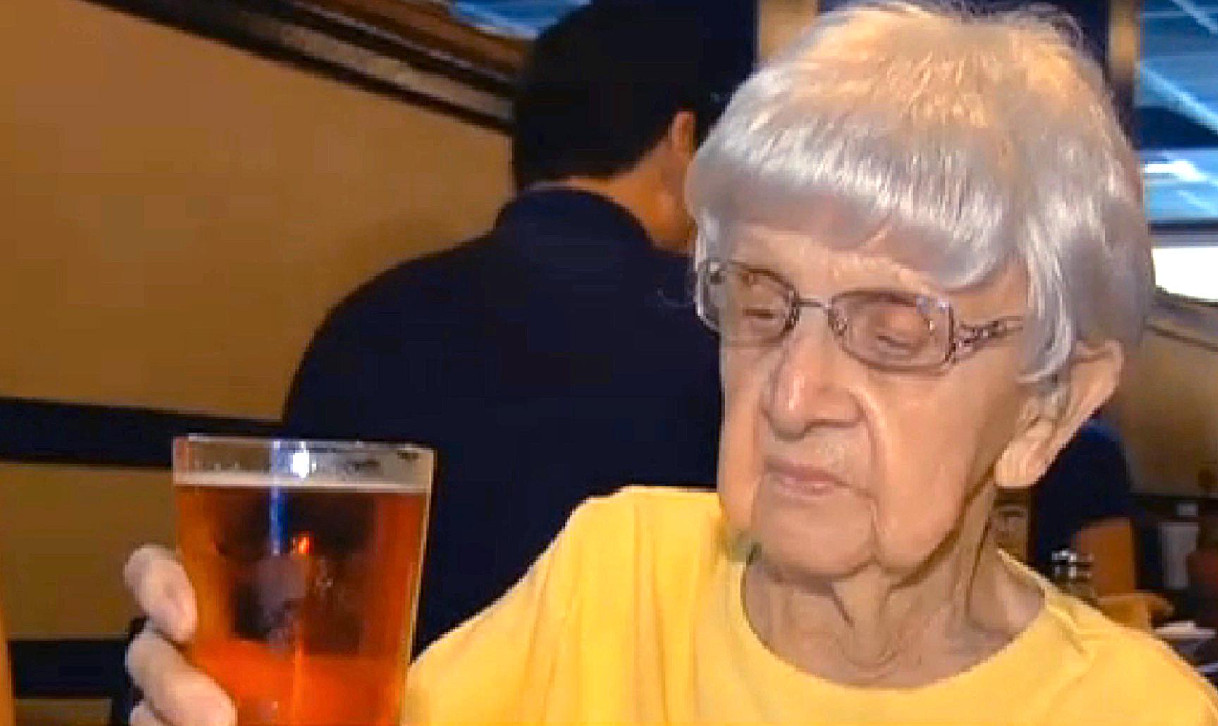 Mildred "Millie" Bowers är 102 år gammal och dricker en öl om dagen.