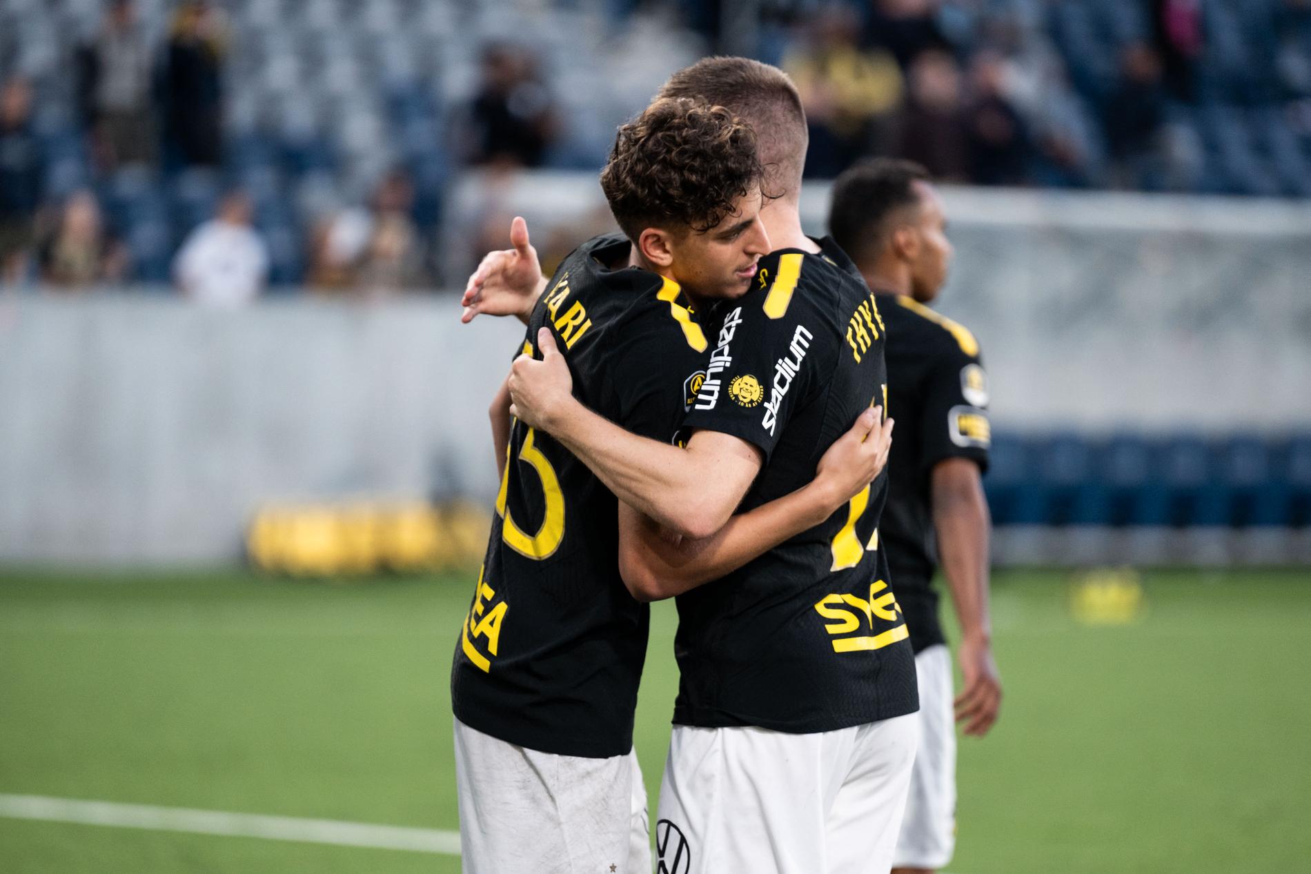 AIK:s Taha Ayari och Mads Døhr Thychosen. 