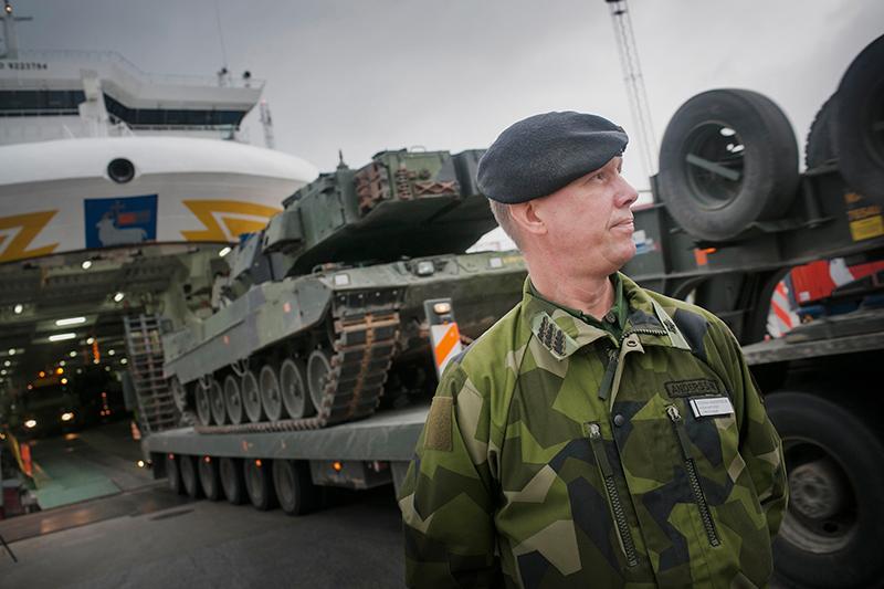 I går kom de första åtta - av fjorton - stridsvagnar som ska ställas i ett förråd på Gotland. En majoritet vill nu utöka militariseringen betydligt mer än så.
