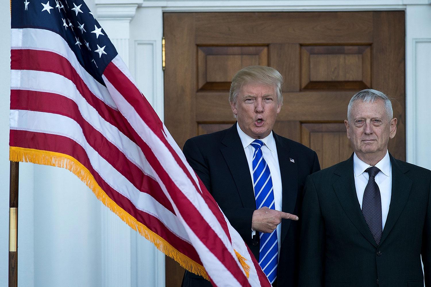 Donald Trump och den pensionerade generalen James ”Mad Dog” Mattis som är en het kandidat till posten som försvarsminister.