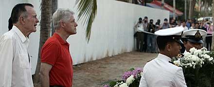 George Bush sr och Bill Clinton under en ceremoni efter tsunamikatastrofen.