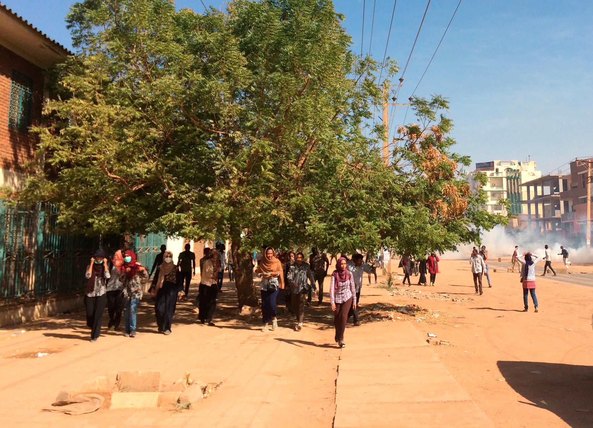 Demonstrationerna i Sudan har bemötts med tårgas vid fler tillfällen. Bild från Khartum söndagen den 13 januari.