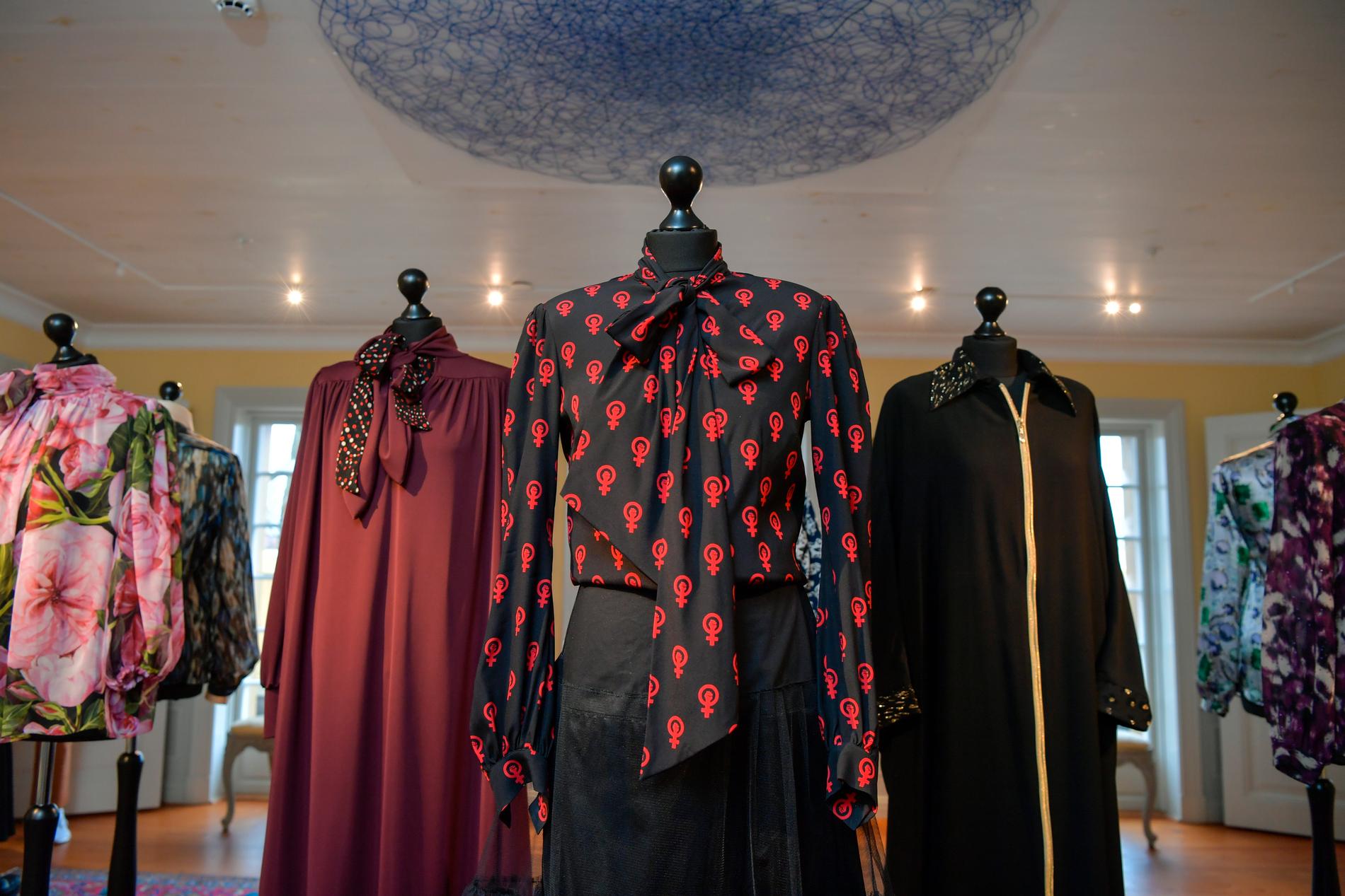 På utställningen "Modet lever vidare" visas klädesplagg som tillhört Sara Danius. Närmast ses hennes ikoniska knytblus, som designades av Camilla Thulin.