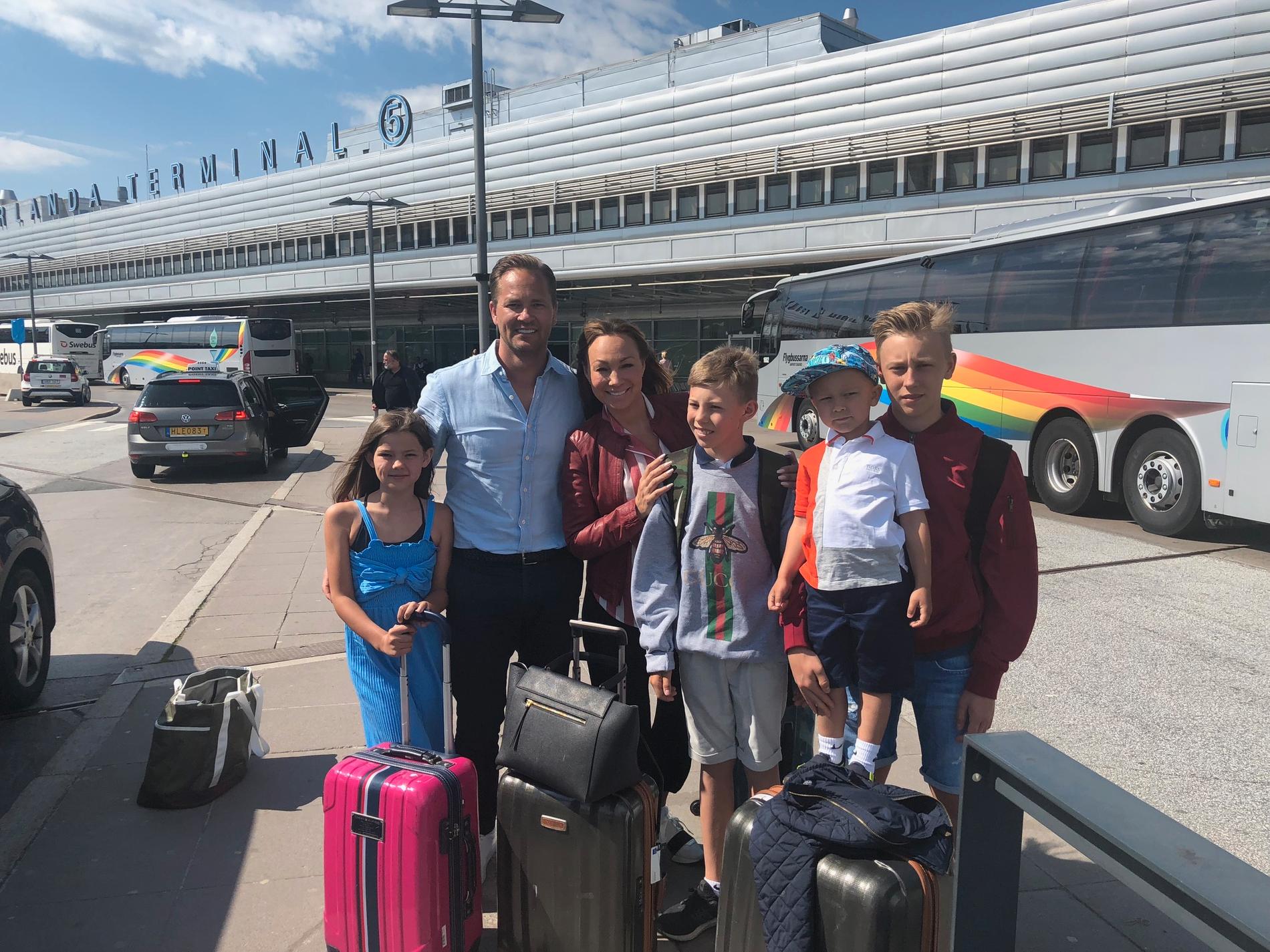 Hela familjen Perrelli Jensen på väg till Lissabon för att stötta Benjamin Ingrosso i Eurovision.