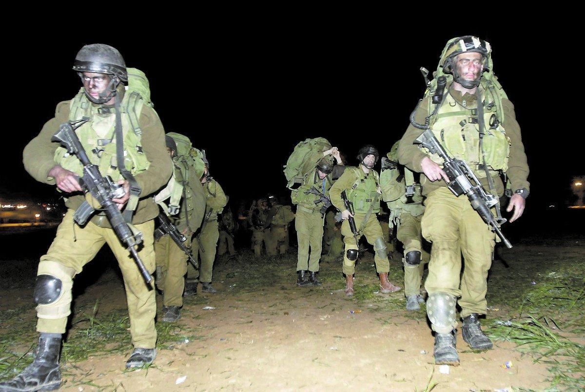 TRUPPERNA rycker fram När mörkret föll inleddes den israeliska offensiven. Enligt rapporter gick marktrupperna in nära gränsövergång