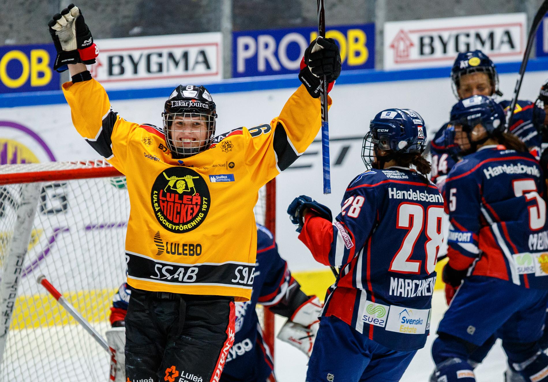 Melinda Olsson efter ett mål i Luleå. 