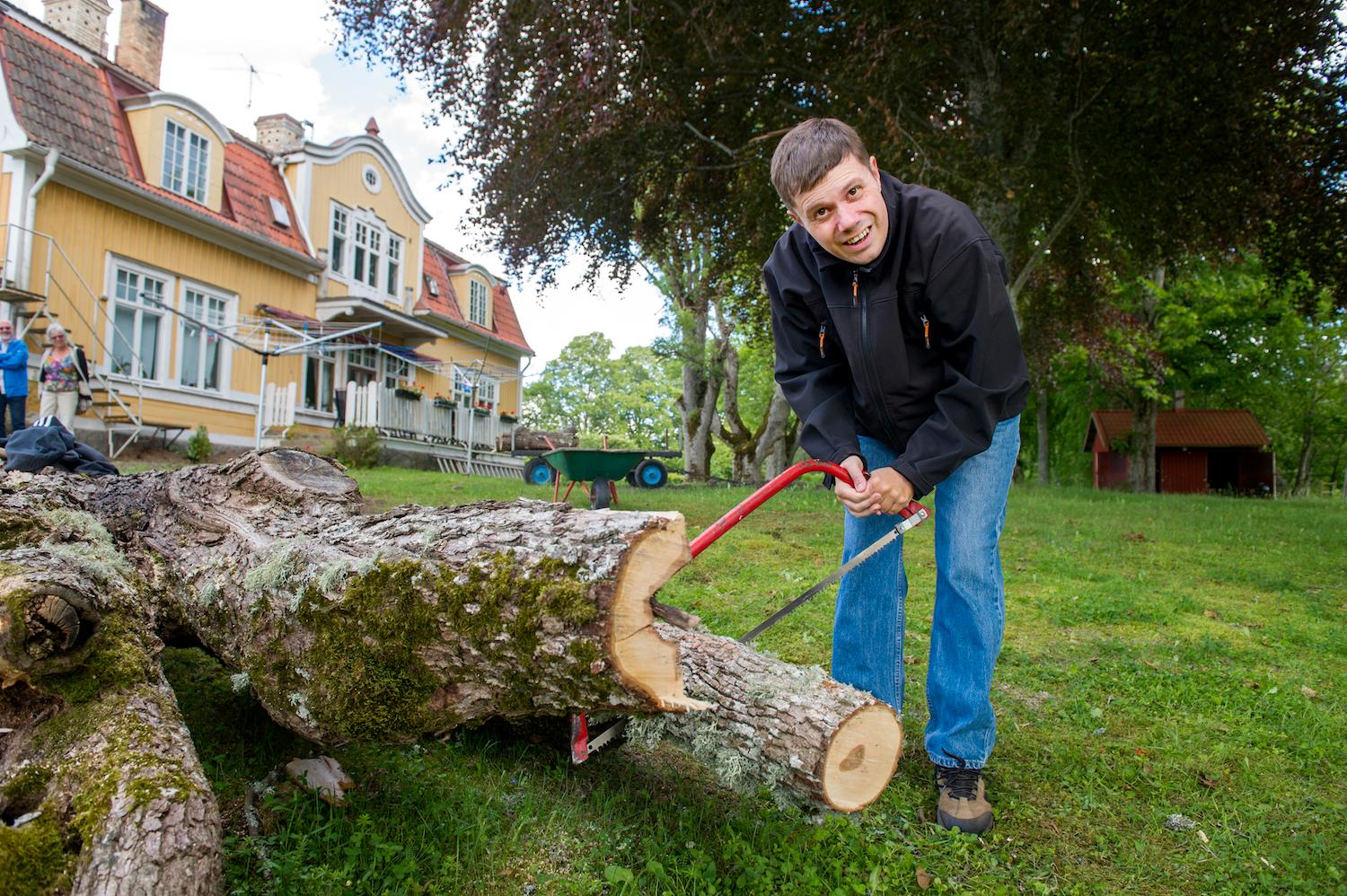 Anders Ekström, 40, har autism och utvecklingsstörning. Efter19 års boende på Sanna gård vill hans hemkommun Kumla flytta på honom.